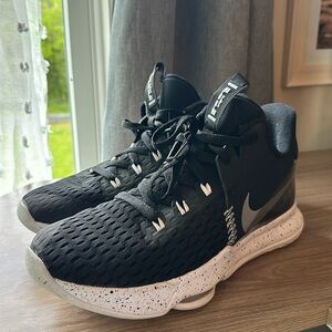 Super clean Nike Lebron Witness Air Zoom basketball sneakers Mens 10  Authentic